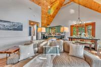 Family Chalet With Sauna, HotTub, Heavenly Views! Mins to Downtown!的休息区