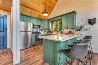 Family Chalet With Sauna, HotTub, Heavenly Views! Mins to Downtown!的厨房或小厨房