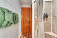 Family Chalet With Sauna, HotTub, Heavenly Views! Mins to Downtown!的一间浴室