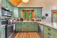 Family Chalet With Sauna, HotTub, Heavenly Views! Mins to Downtown!的厨房或小厨房
