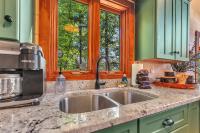 Family Chalet With Sauna, HotTub, Heavenly Views! Mins to Downtown!的厨房或小厨房