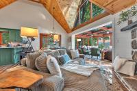Family Chalet With Sauna, HotTub, Heavenly Views! Mins to Downtown!的休息区