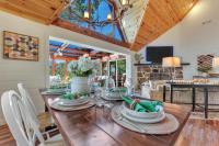 Family Chalet With Sauna, HotTub, Heavenly Views! Mins to Downtown!的休息区