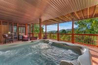 Family Chalet With Sauna, HotTub, Heavenly Views! Mins to Downtown!内部或周边的泳池