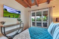Family Chalet With Sauna, HotTub, Heavenly Views! Mins to Downtown!的电视和&#47;或娱乐中心