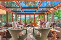 加特林堡Family Chalet With Sauna, HotTub, Heavenly Views! Mins to Downtown!的客厅设有许多窗户