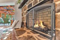 Family Chalet With Sauna, HotTub, Heavenly Views! Mins to Downtown!的休息区