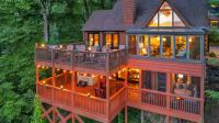 Family Chalet With Sauna, HotTub, Heavenly Views! Mins to Downtown!的阳台或露台