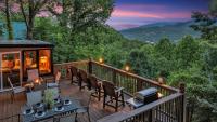 加特林堡Family Chalet With Sauna, HotTub, Heavenly Views! Mins to Downtown!的一个带桌椅的甲板和烧烤架