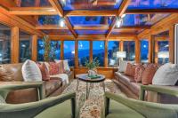 Family Chalet With Sauna, HotTub, Heavenly Views! Mins to Downtown!的休息区