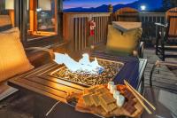 Family Chalet With Sauna, HotTub, Heavenly Views! Mins to Downtown!的休息区
