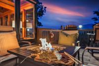 加特林堡Family Chalet With Sauna, HotTub, Heavenly Views! Mins to Downtown!的甲板上的一张桌子,上面有火坑