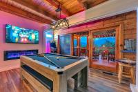加特林堡Family Chalet With Sauna, HotTub, Heavenly Views! Mins to Downtown!的带甲板的客房内的台球桌