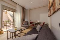 海若克利欧Jolly Suites的带沙发和桌子的客厅