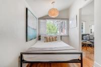 科罗拉多斯普林斯Vintage Tiny House CUTE 1BDRM Big Appeal的有窗户的房间里的一张床