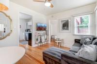 科罗拉多斯普林斯Vintage Tiny House CUTE 1BDRM Big Appeal的带沙发和桌子的客厅
