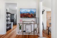 Vintage Tiny House CUTE 1BDRM Big Appeal的电视和&#47;或娱乐中心