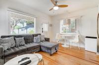Vintage Tiny House CUTE 1BDRM Big Appeal的休息区