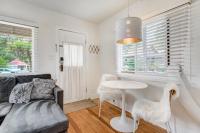 Vintage Tiny House CUTE 1BDRM Big Appeal的休息区