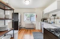 Vintage Tiny House CUTE 1BDRM Big Appeal的厨房或小厨房