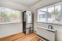 Vintage Tiny House CUTE 1BDRM Big Appeal的厨房或小厨房