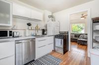 科罗拉多斯普林斯Vintage Tiny House CUTE 1BDRM Big Appeal的配有白色家电的厨房和客厅