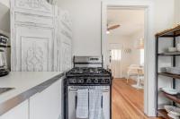 Vintage Tiny House CUTE 1BDRM Big Appeal的厨房或小厨房