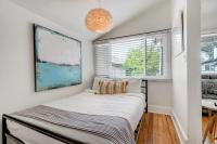 Vintage Tiny House CUTE 1BDRM Big Appeal客房内的一张或多张床位