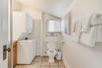 Vintage Tiny House CUTE 1BDRM Big Appeal的一间浴室