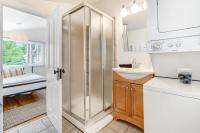 科罗拉多斯普林斯Vintage Tiny House CUTE 1BDRM Big Appeal的带淋浴和水槽的浴室