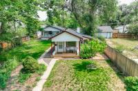 Vintage Tiny House CUTE 1BDRM Big Appeal外面的花园