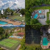 加特林堡Family Chalet With Sauna, HotTub, Heavenly Views! Mins to Downtown!的享有网球场和度假村的空中景致