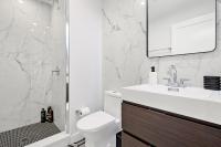 3BR2Bth MIT Harvard TD Garden BOS 2 Parking Spaces的一间浴室