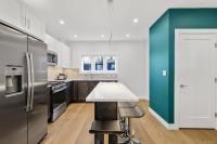 萨默维尔3BR2Bth MIT Harvard TD Garden BOS 2 Parking Spaces的厨房配有不锈钢用具和绿色墙壁