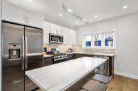 萨默维尔3BR2Bth MIT Harvard TD Garden BOS 2 Parking Spaces的配有不锈钢冰箱和白色橱柜的厨房