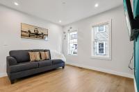 萨默维尔3BR2Bth MIT Harvard TD Garden BOS 2 Parking Spaces的带沙发和两扇窗户的客厅