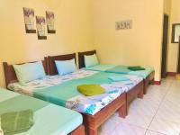 JBR Tourist Inn II - Port Barton客房内的一张或多张床位