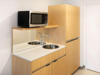 Mercure Sydney Macquarie Park的厨房或小厨房