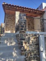 PanayíaΠέτρινο Αλώνι的石头建筑,带围栏的阳台