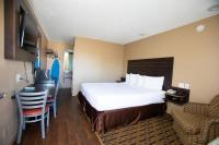 罗内特公园Budget Inn by 101 Bus from Downtown的配有床和书桌的酒店房间