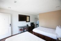 罗内特公园Budget Inn by 101 Bus from Downtown的有两张床和一张书桌的酒店房间