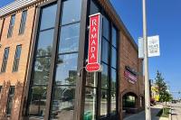 Ramada by Wyndham Milwaukee的证书、奖牌、标识或其他文件