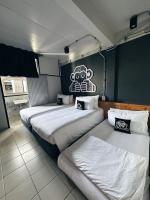Blu Monkey Hub & Hotel Surat Thani客房内的一张或多张床位