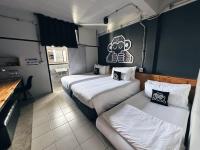 Blu Monkey Hub & Hotel Surat Thani客房内的一张或多张床位