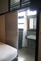 Blu Monkey Hub & Hotel Surat Thani客房内的一张或多张床位