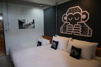 Blu Monkey Hub & Hotel Surat Thani客房内的一张或多张床位