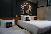 Blu Monkey Hub & Hotel Surat Thani客房内的一张或多张床位