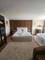 The Home Boutique Hotel Pyramids Inn客房内的一张或多张床位