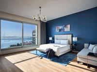 迪拜Rixos The Palm Hotel &amp; Suites - Ultra All Inclusive的蓝色的卧室设有床和大窗户