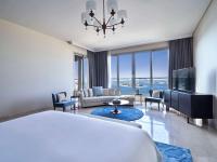 迪拜Rixos The Palm Hotel &amp; Suites - Ultra All Inclusive的一间带大床的卧室和一间客厅